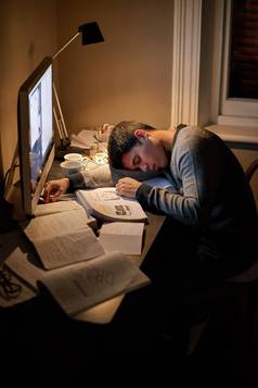疲惫考试年轻的学生研究晚些时候晚上