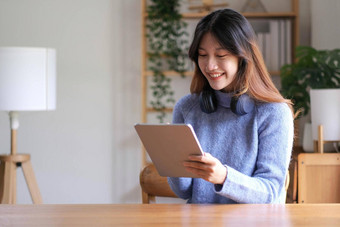 肖像微笑快乐美丽的亚洲女人放松技术平板电脑坐着<strong>表格</strong>年轻的有<strong>创意</strong>的女孩工作打字键盘首页工作首页概念