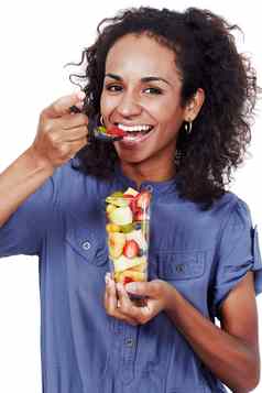 享受美味的水果工作室肖像有吸引力的女人吃水果沙拉白色背景