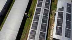 空中视图太阳能面板安装屋顶大工业建筑仓库前视图太阳能权力站工厂可持续发展的能源概念