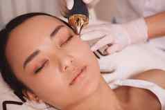 美丽的亚洲女人护肤品治疗美沙龙