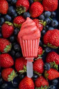 美味的冰奶油新鲜的草莓蓝莓特写镜头谎言新鲜的草莓蓝莓各种各样的背景