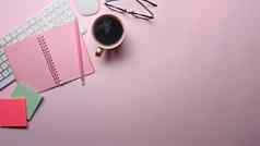 前视图笔记本咖啡杯黏糊糊的笔记眼镜粉红色的背景