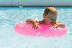 小孩子游泳粉红色的游泳圆池