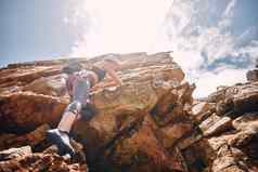 健身极端的体育岩石攀爬女人山享受爬自然自由运动员肾上腺素能源女冒险物理挑战锻炼悬崖挂