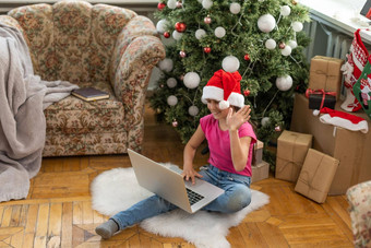 快乐女孩打开礼物圣诞节树首页沟通爷爷奶奶移动PC视频链接假期概念圣诞节一年首页