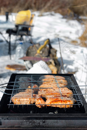 冬天烧烤在户外烧烤牛排肉热煤烧烤营地野餐关闭视图野营生活方式