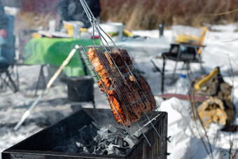 冬天烧烤在户外烧烤牛排肉热煤烧烤营地野餐关闭视图野营情绪