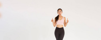 完整的长度惊讶深刻的印象女运动员运动服显示竖起大拇指批准想知道赞美伟大的锻炼程序健身培训应用程序健身房会员价格