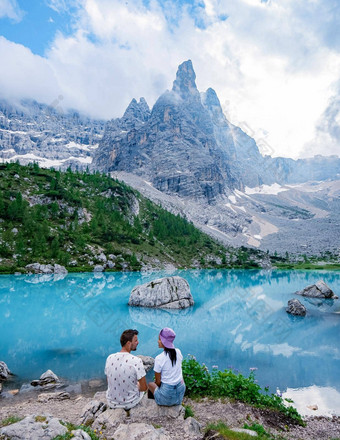 美丽的湖索拉皮斯泻湖索拉皮斯白云石山脉受欢迎的旅行目的地意大利