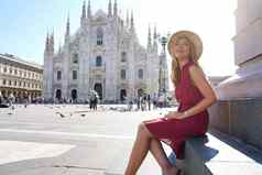 时尚女人米兰意大利有吸引力的优雅的女孩摆姿势坐着米兰大教堂广场