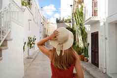 旅行者女孩走小巷风景如画的小镇阿普利亚地区意大利