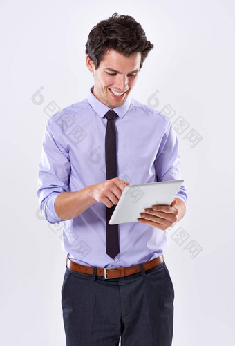 住连接<strong>客户</strong>工作室拍摄英俊的年轻的商人白色<strong>背景</strong>数字平板电脑