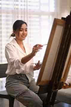 积极的女人绘画图片水彩舒适的首页艺术有创意的爱好休闲活动概念
