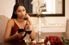 酒餐厅伤心女人智能手机日期应用程序等待沟通不开心愤怒的女孩细餐厅手机阅读坏失败消息情人节一天