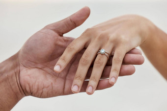 婚姻珠宝婚礼环手夫妇爱庆祝活动公告保存日期订婚建议钻石珠宝手指新娘