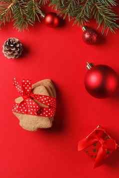 美味的姜饼圣诞节装饰红色的背景