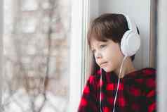 男孩耳机窗口现代孩子们社会媒体文章现代孩子们