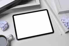 数字平板电脑空白屏幕咖啡杯皱巴巴的纸白色表格