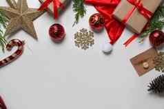 礼物盒子圣诞节饰品冷杉树分支机构白色背景圣诞节一年概念