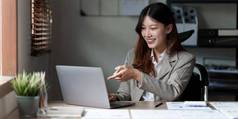 亚洲业务女人会计数学分析计算器文书工作桌子上账户审计储蓄概念