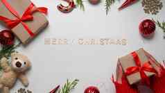 手工制作的礼物圣诞节饰品冷杉树分支机构白色背景圣诞节一年概念