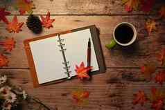 视图空笔记本咖啡杯秋天枫木叶子木背景
