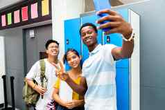 快乐集团青少年多民族的同学自拍高学校走廊储物柜