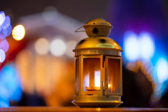 金古董灯笼晚上散景背景黄色的灯笼板凳上晚上背景模糊灯笼晚上光散景