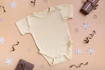 黄色的婴儿紧身衣裤模型标志文本设计米色背景冬天decotations前视图