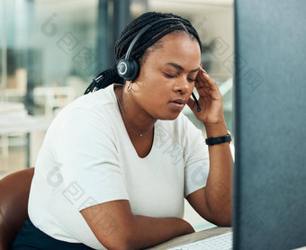 压力头疼黑色的女人调用中心电脑联系电话销售客户服务办公室精神健康倦怠焦虑crm咨询公司技术故障
