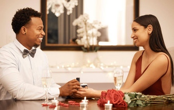 订婚建议环夫妇日期餐厅玫瑰礼物爱庆祝活动珠宝年轻的黑色的男人。手女人人奢侈品表格蜡烛花束