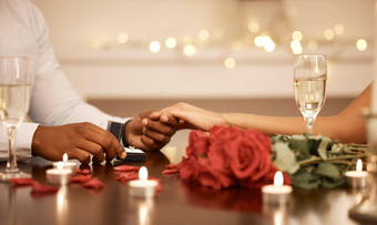 爱订婚夫妇持有手婚礼环餐厅表格建议日期庆祝活动浪漫香槟幸福钻石珠宝婚姻