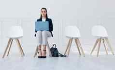 招聘移动PC女人等待房间招聘人类资源在线帖子坐着椅子办公室入围人企业面试工作机会