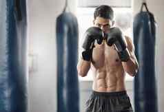 拳击手有氧运动男人。培训拳击手套体育运动锻炼锻炼健身房运动员动机强度肌肉练习匹配健身健康健康生活方式