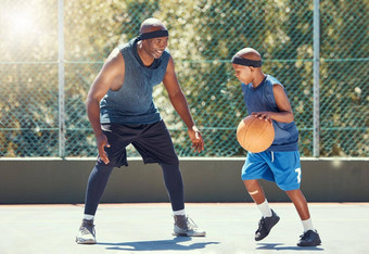体育运动家庭学习篮球爸爸儿子培训法院休闲健身有趣的黑色的男人。孩子锻炼锻炼玩游戏健康培训