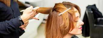 女客户端接收发型美沙龙年轻的女人享受发型