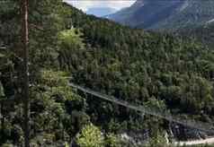 悬架桥喉咙山坡上喉咙森林背景山峰阿尔卑斯山脉奥地利