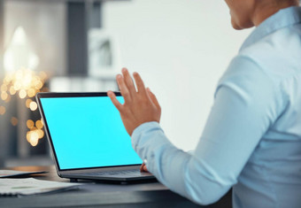 绿色屏幕移动PC女人手测试视频质量开始流媒体会议技术帮助全球在线沟通工作人员稳定的互联网连接团队合作
