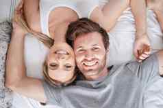 夫妇肖像床上微笑爱婚姻卧室快乐支持内容睡眠前视图脸平静男人。女人幸福睡觉公寓