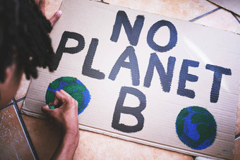 环境纸板海报抗议气候改变全球气候变暖地球一天全球绿色生态黑色的男人。画有创意的标志环境能源危机