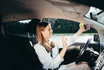 女人司机车女商人穿着会说话的视频调用移动电话停车很多