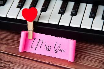 小姐文本撕裂粉红色的纸键盘背景浪漫的关系概念