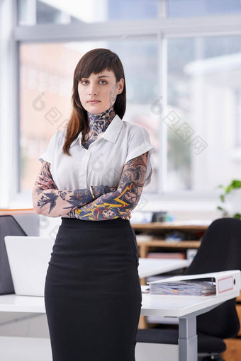 妍准备好了岩石<strong>企业场景</strong>tattoo-covered年轻的女商人办公室