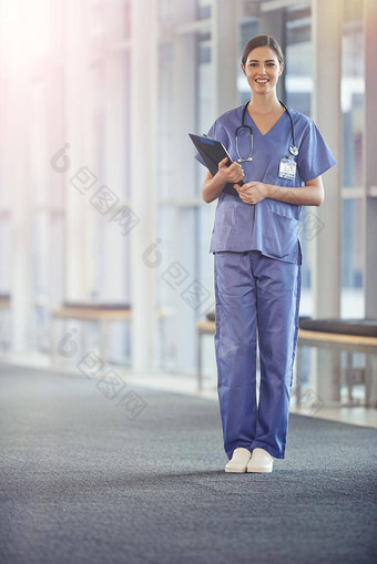 追求梦想护士年轻的护士持有病人文件医院走廊