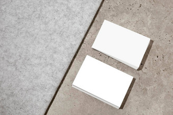 空白白色业务卡片粗糙的混凝土表面模型品牌身份栈显示国卡<strong>模板</strong>图形设计师<strong>免费</strong>的空间复制空间