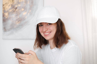 女模型穿白色棒球帽白色帽模型模板图片文本标志女孩持有遮阳板帽免费的空间复制空间