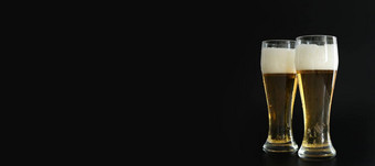 冷淡的眼镜冷金啤酒泡沫黑色的背景<strong>免费</strong>的空间文本复制空间横幅喝酒精聚会，派对假期啤酒节帕特里克的一天