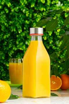 瓶新鲜的橙色汁新鲜的水果绿色背景