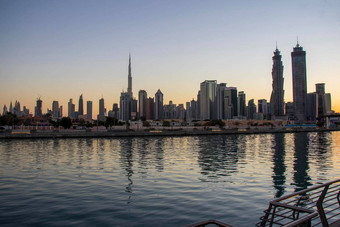 迪拜阿联酋视图迪拜城市天际线迪拜水运河业务湾区最高的建筑世界迪拜塔哈利法塔图片在户外